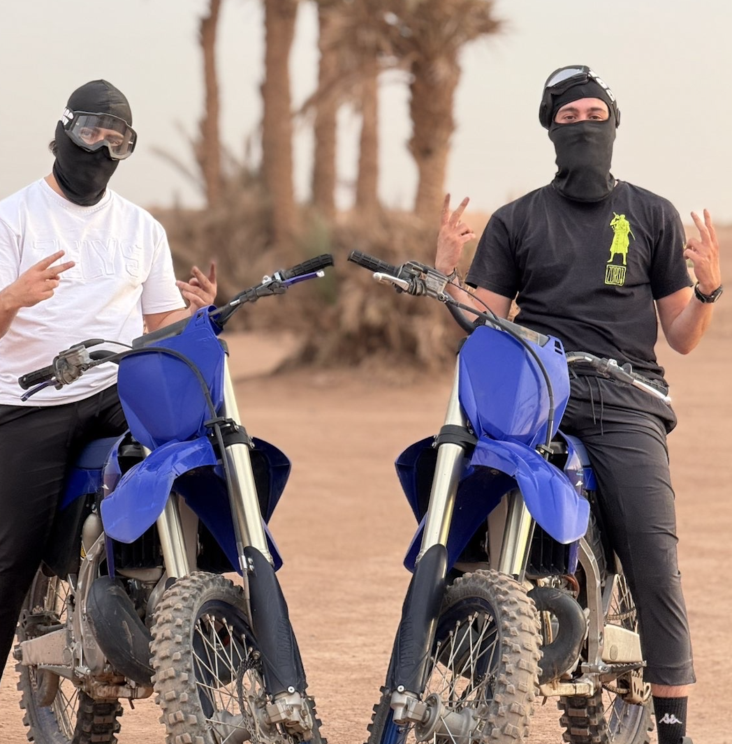 Pilotes sur des motos-cross Yamaha à Marrakech